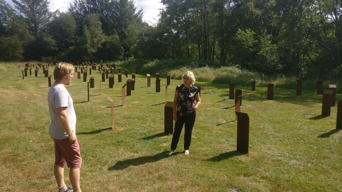 Anita Klahn vor den 300 Stelen