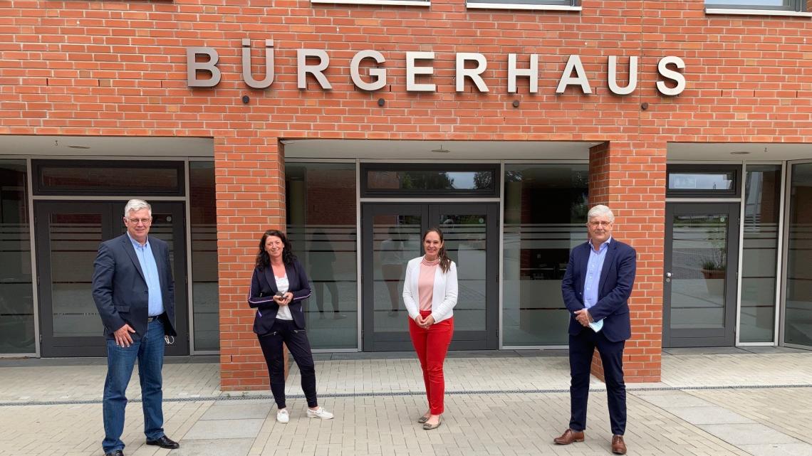 v.l.n.r.: Jörg Hansen, Bettina Schäfer (Bürgermeisterin von Scharbeutz), Annabell Krämer und Jan Marcus Rossa vor dem Bürgerhaus in Scharbeutz