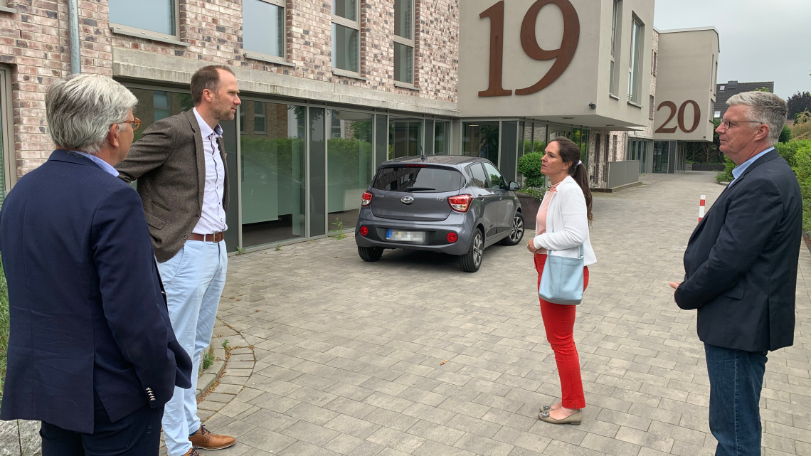 Unsere Abgeordneten im Gespräch mit WOBAU-Ostholstein-Geschäftsführer Fabian Weist vor dem Wohnbauprojekt an der Luschendorfer Straße in Scharbeutz