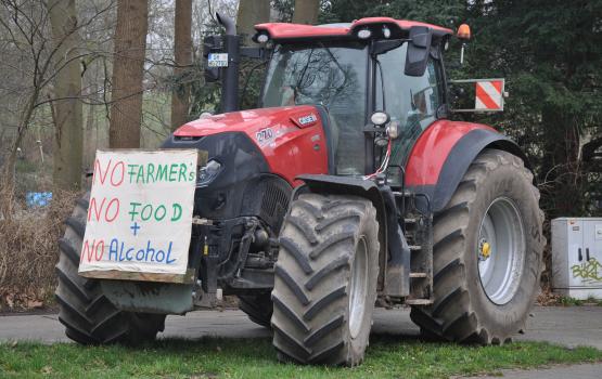 Trecker von Land schafft Verbindung